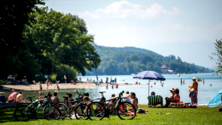 Badegäste schützen Tiere am Wasser.
