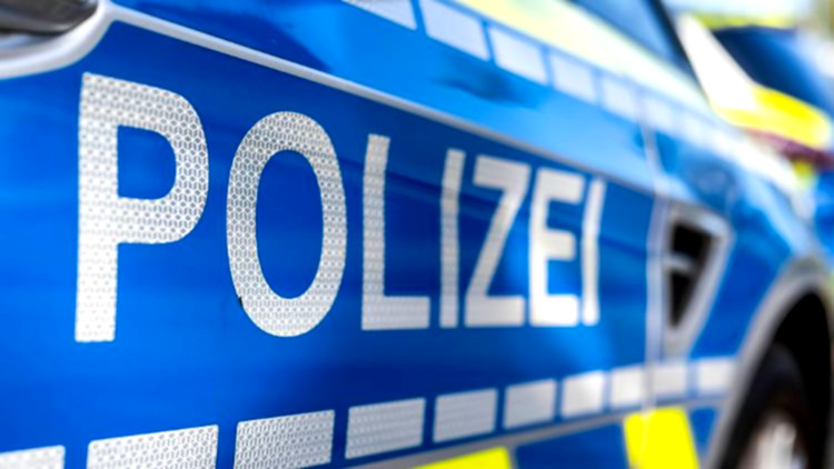 Kind liegt verletzt vor Auto.