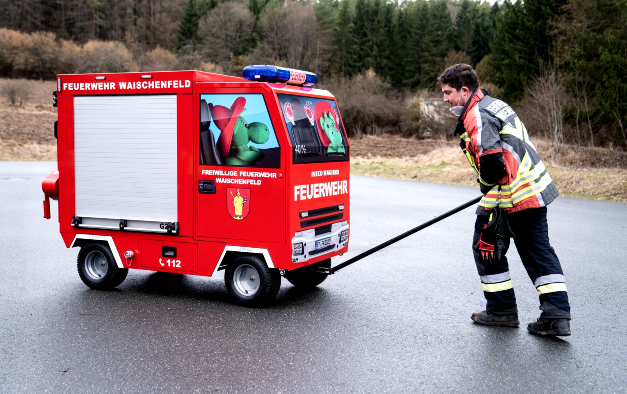 Kinder löschen Feuer mit Begeisterung.