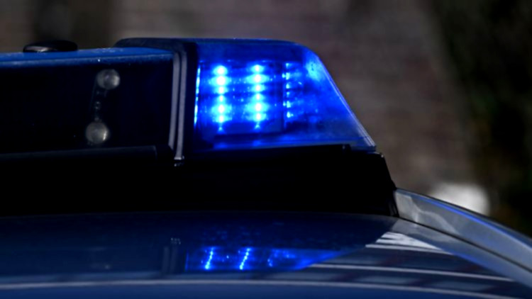 Motorrad liegt zerstört, Polizei ermittelt.