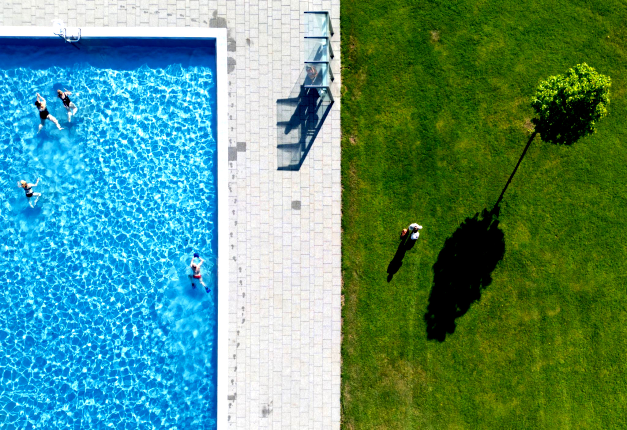 Leere Becken trotz geöffnetem Freibad.