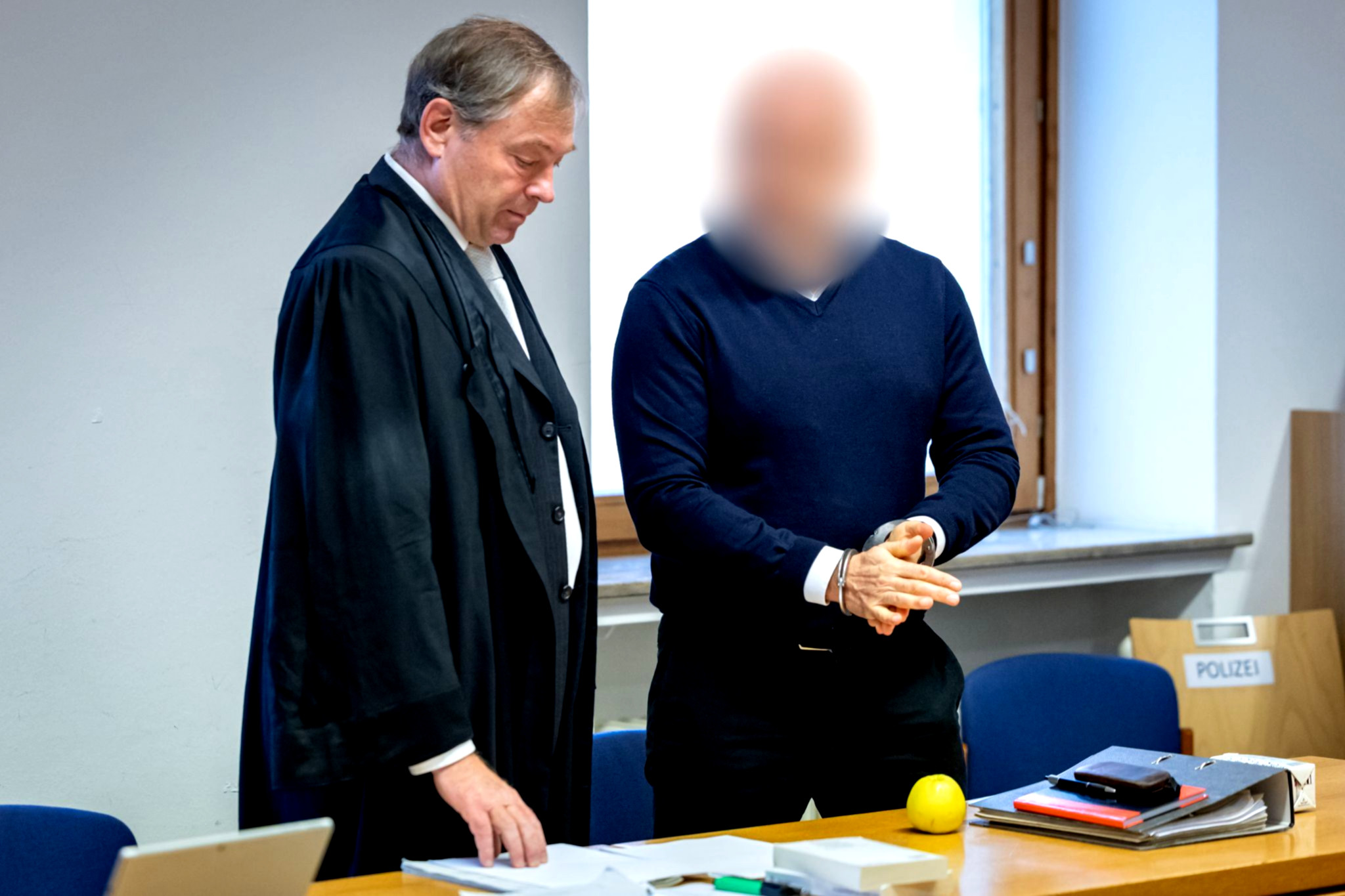 Richter, Angeklagter, Anwälte, Geld, Senior.